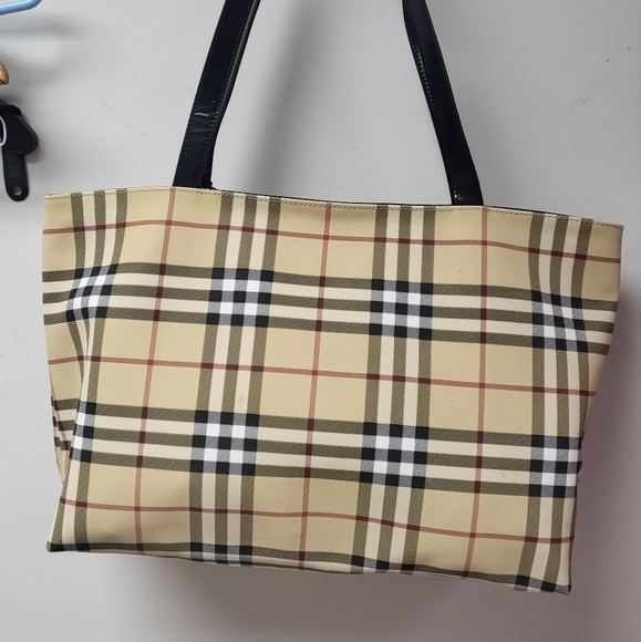 Burberry large tote with matching size 9 heels - Picture 3 of 6